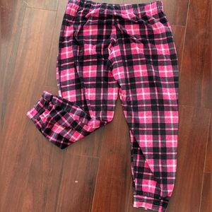 Briefly Stated pink flannel women’s pajama pants, size M.